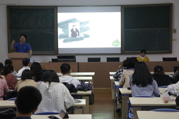 同学们认真听讲