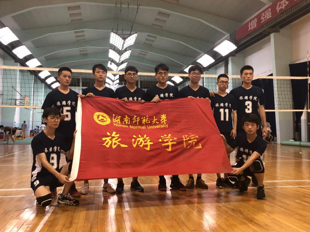 男排队员进行赛前合照