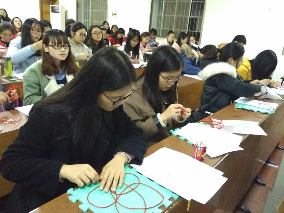 学生认真制作“纽扣结”