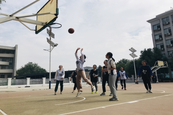女篮正在比赛