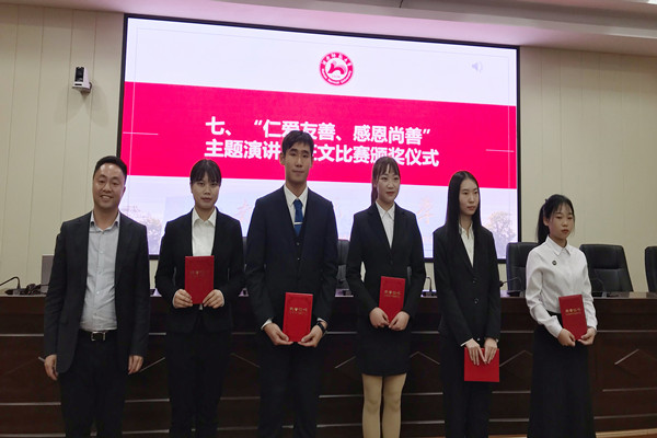 美高梅官网党委书记鲁良为获奖学生颁奖