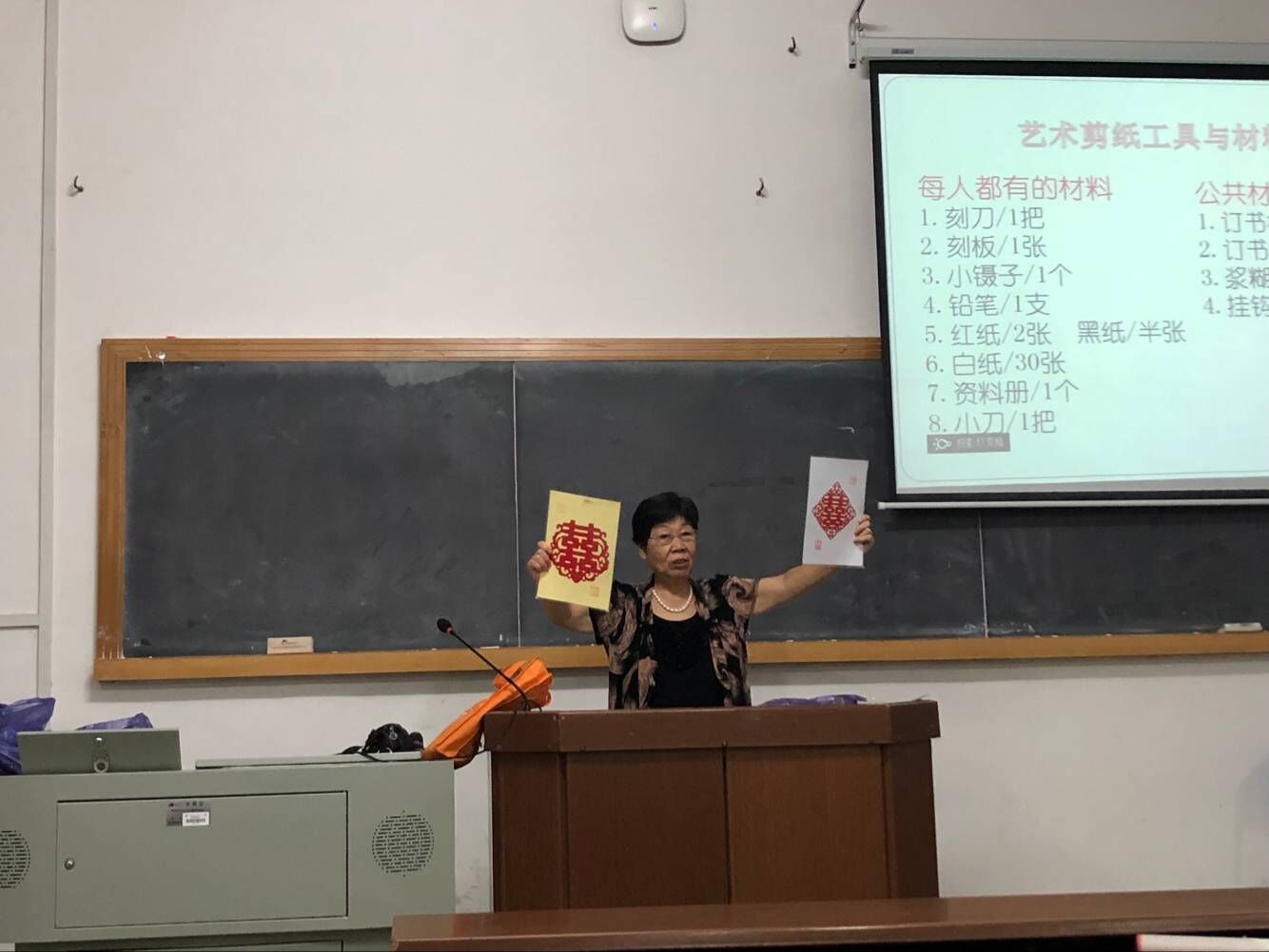 陈延秀老师向同学们展示作品