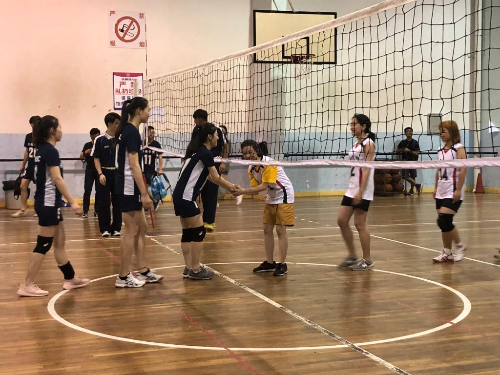 赛前与历史文化学院女排队握手