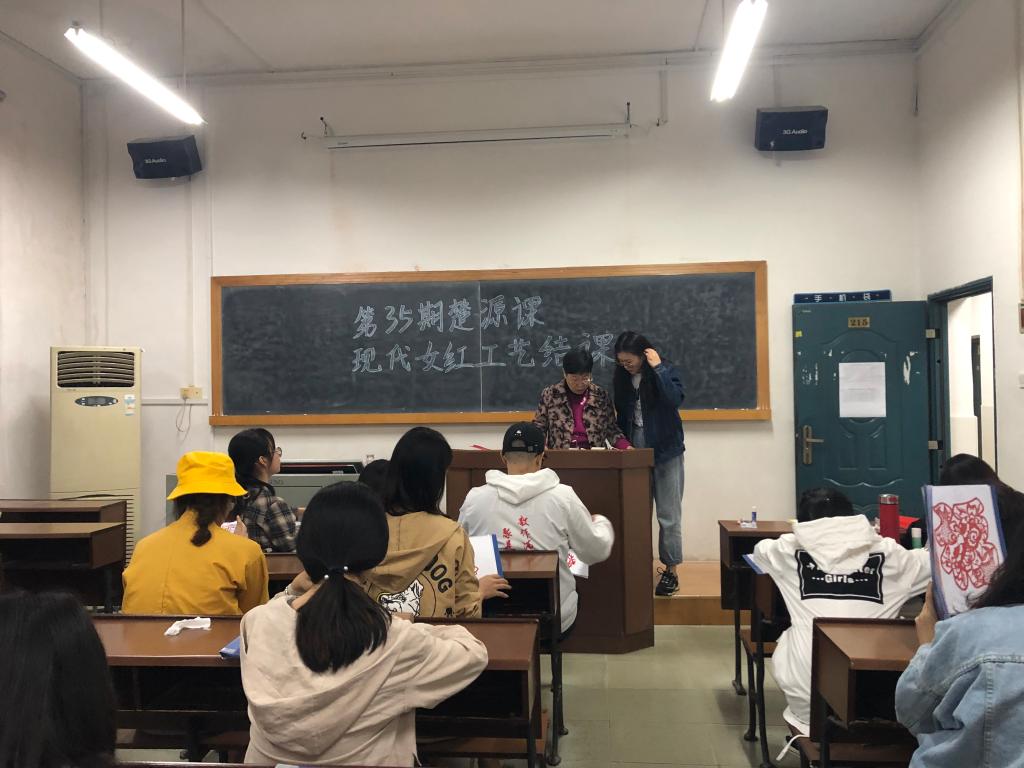 老师在考核学员作品
