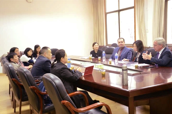 专业教师和团队成员进行教学交流