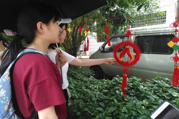 同学们参观中国结