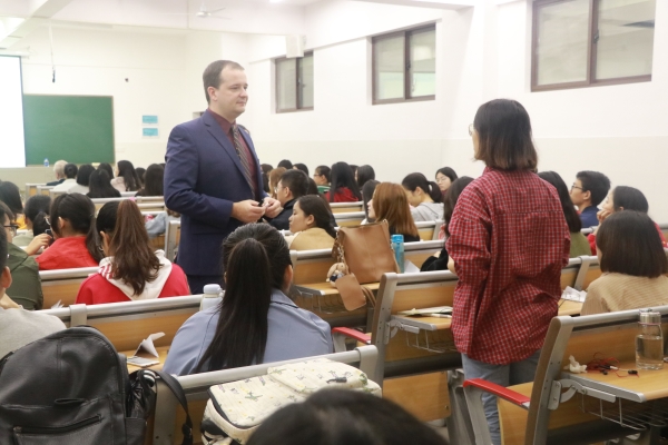 同学积极发言